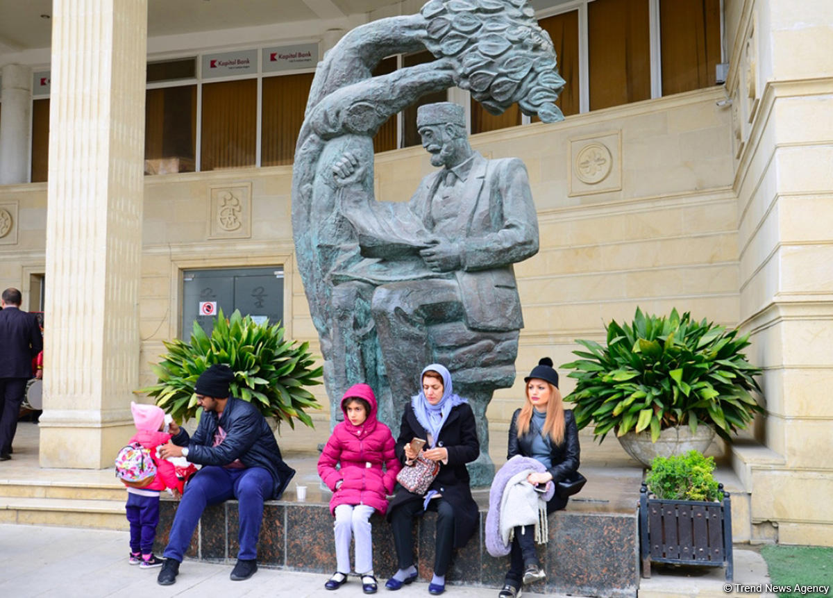 Bakıya gələn turistlər də Novruz bayramını qeyd edir (FOTO)