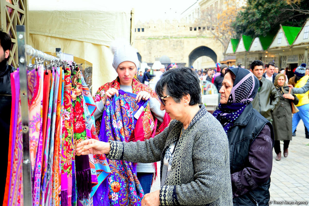 Bakıya gələn turistlər də Novruz bayramını qeyd edir (FOTO)