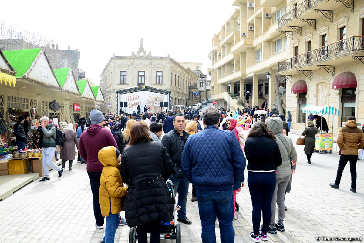 Bakıya gələn turistlər də Novruz bayramını qeyd edir (FOTO)