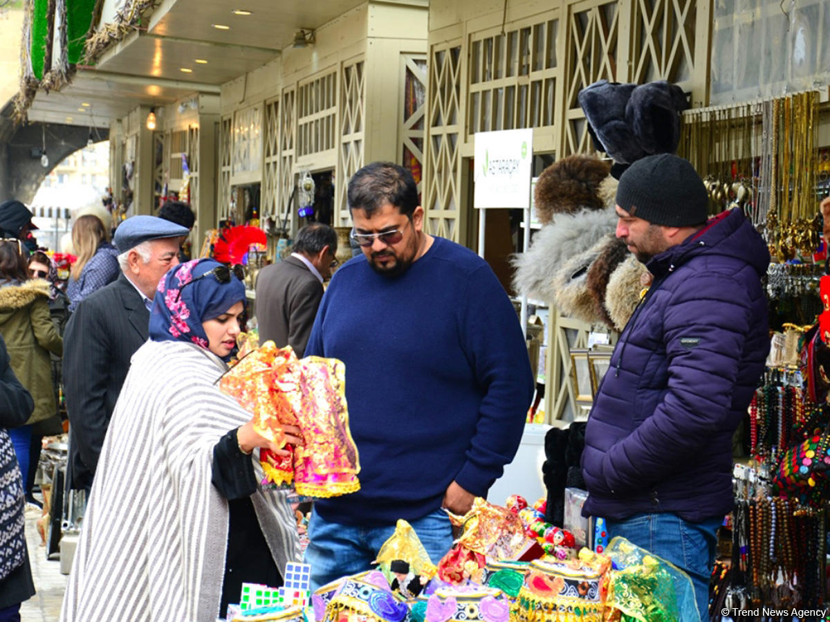 Bakıya gələn turistlər də Novruz bayramını qeyd edir (FOTO)