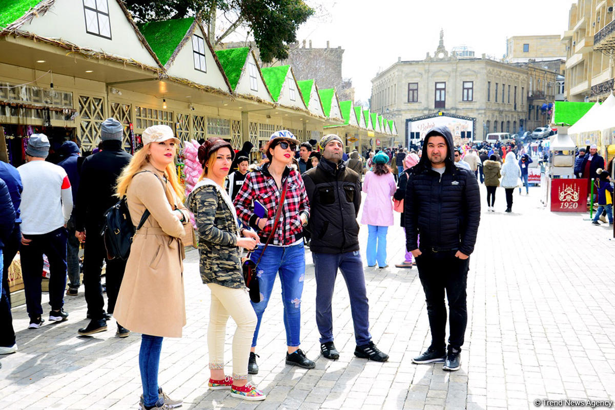 Bakıya gələn turistlər də Novruz bayramını qeyd edir (FOTO)