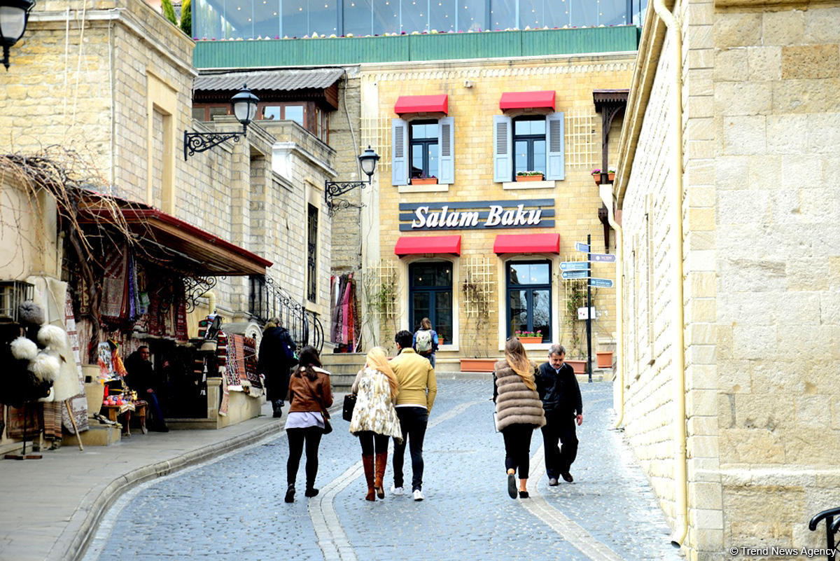 Bakıya gələn turistlər də Novruz bayramını qeyd edir (FOTO)