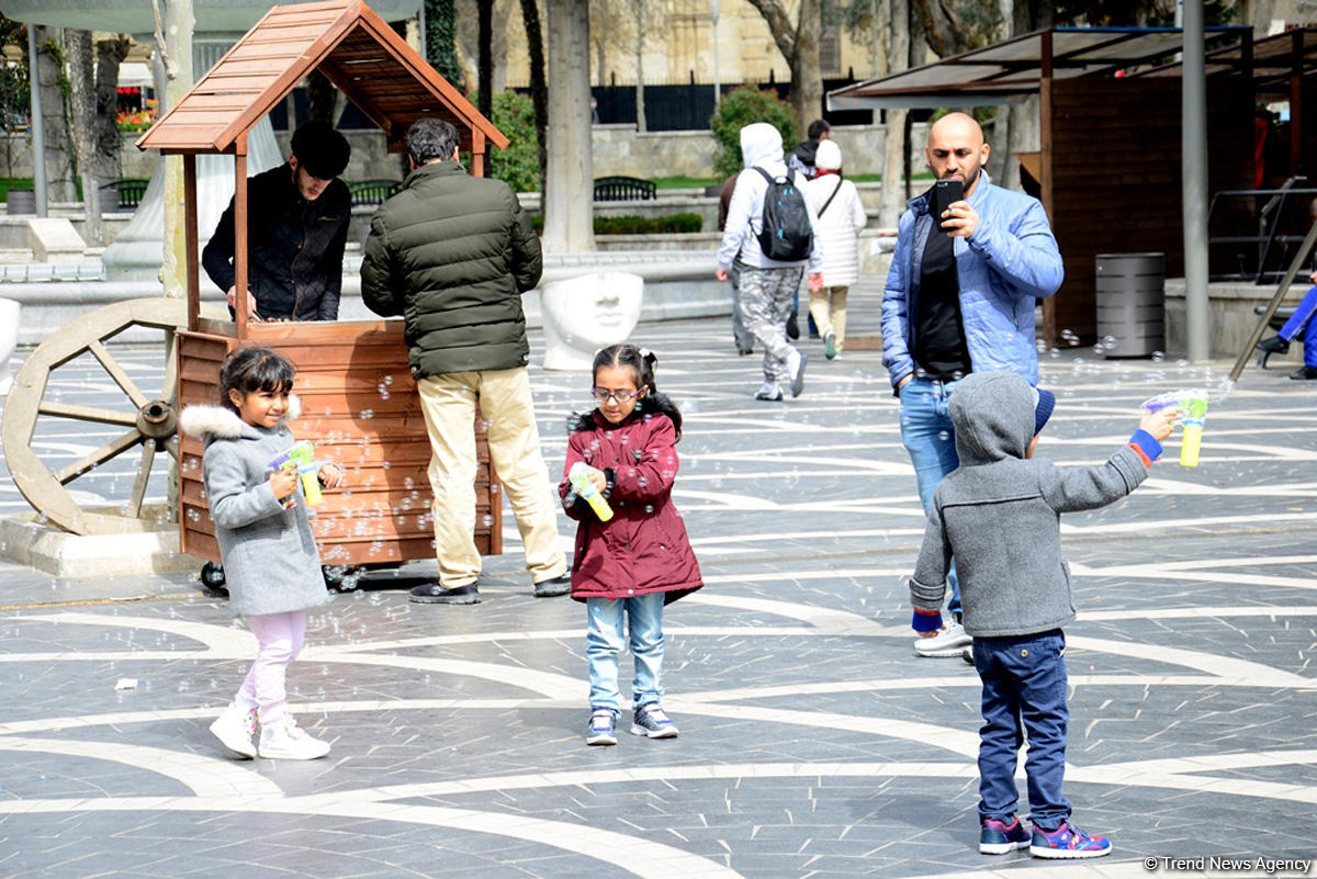 Bakıya gələn turistlər də Novruz bayramını qeyd edir (FOTO)