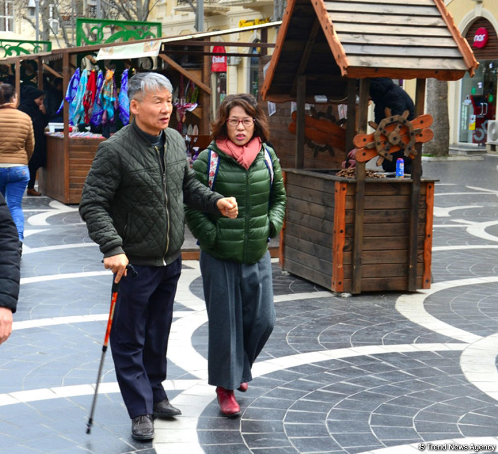 Bakıya gələn turistlər də Novruz bayramını qeyd edir (FOTO)