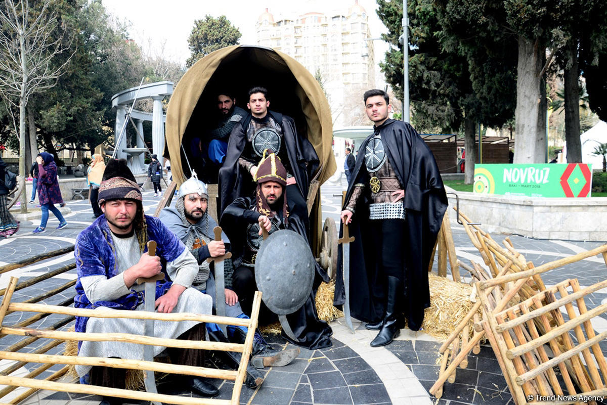 Bakıya gələn turistlər də Novruz bayramını qeyd edir (FOTO)
