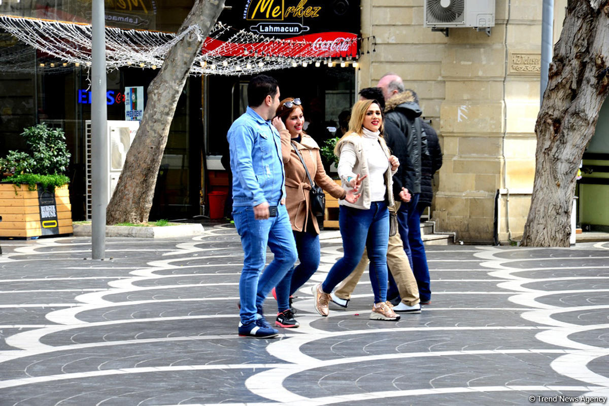 Bakıya gələn turistlər də Novruz bayramını qeyd edir (FOTO)