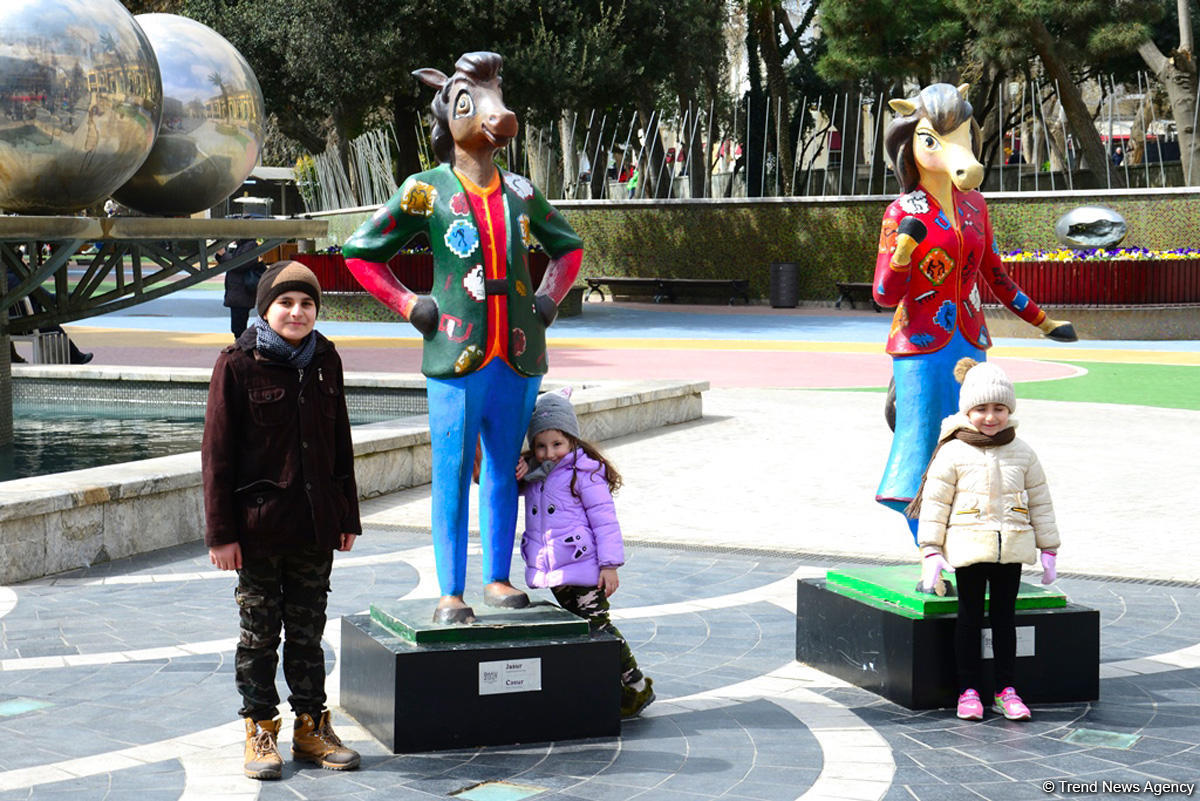 Bakıya gələn turistlər də Novruz bayramını qeyd edir (FOTO)