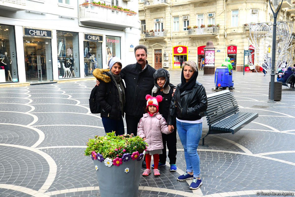 Bakıya gələn turistlər də Novruz bayramını qeyd edir (FOTO)