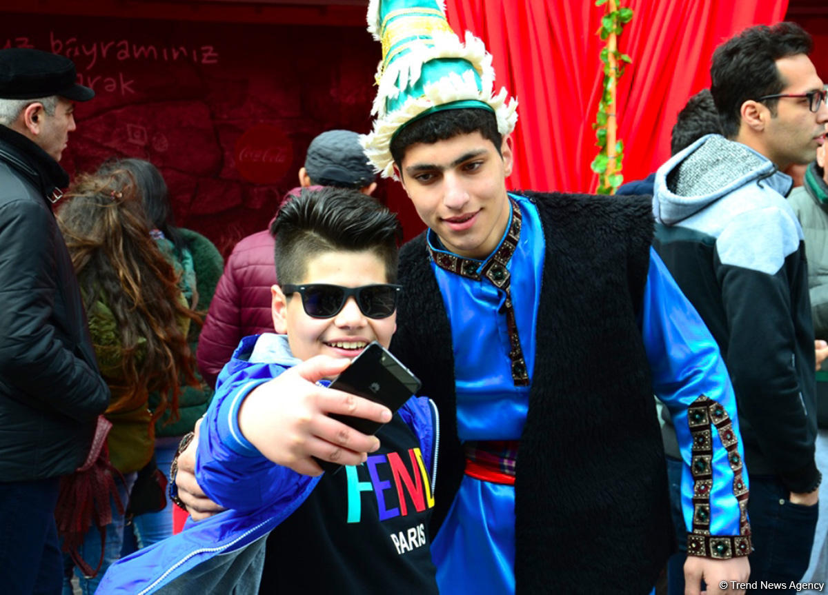 Bakıya gələn turistlər də Novruz bayramını qeyd edir (FOTO)