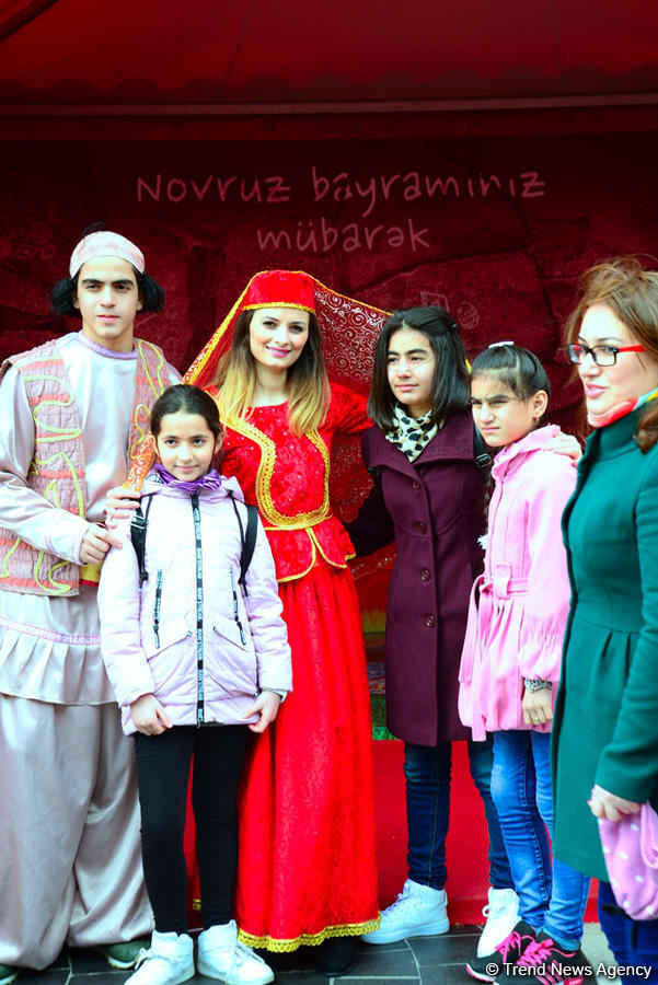 Bakıya gələn turistlər də Novruz bayramını qeyd edir (FOTO)