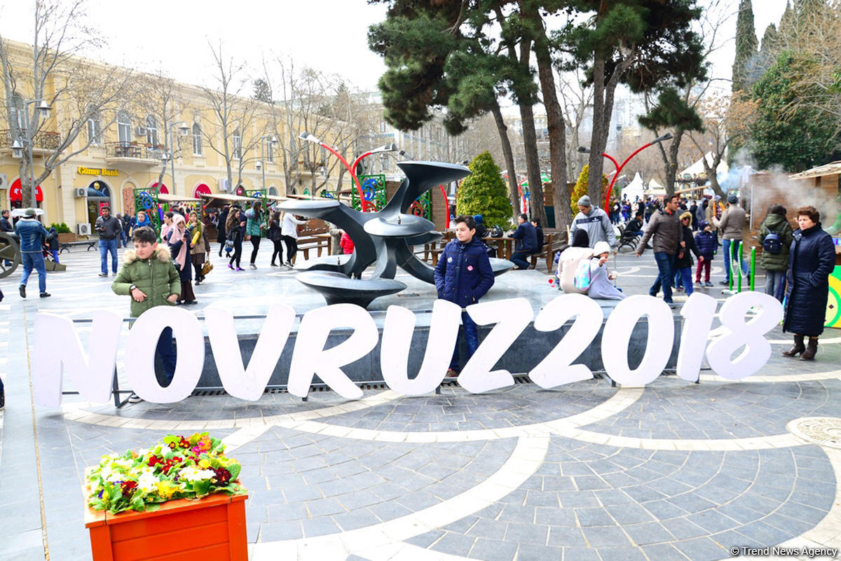 Bakıya gələn turistlər də Novruz bayramını qeyd edir (FOTO)
