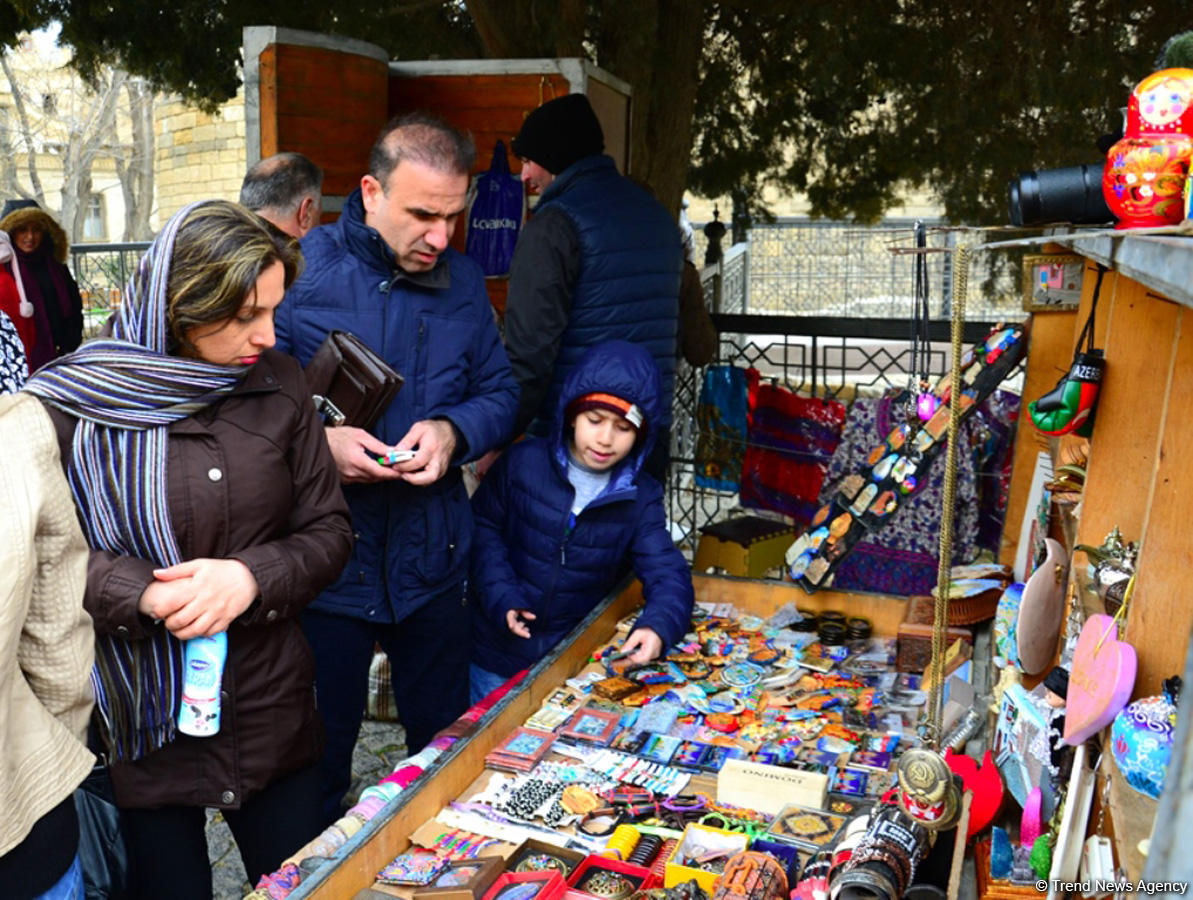 Bakıya gələn turistlər də Novruz bayramını qeyd edir (FOTO)