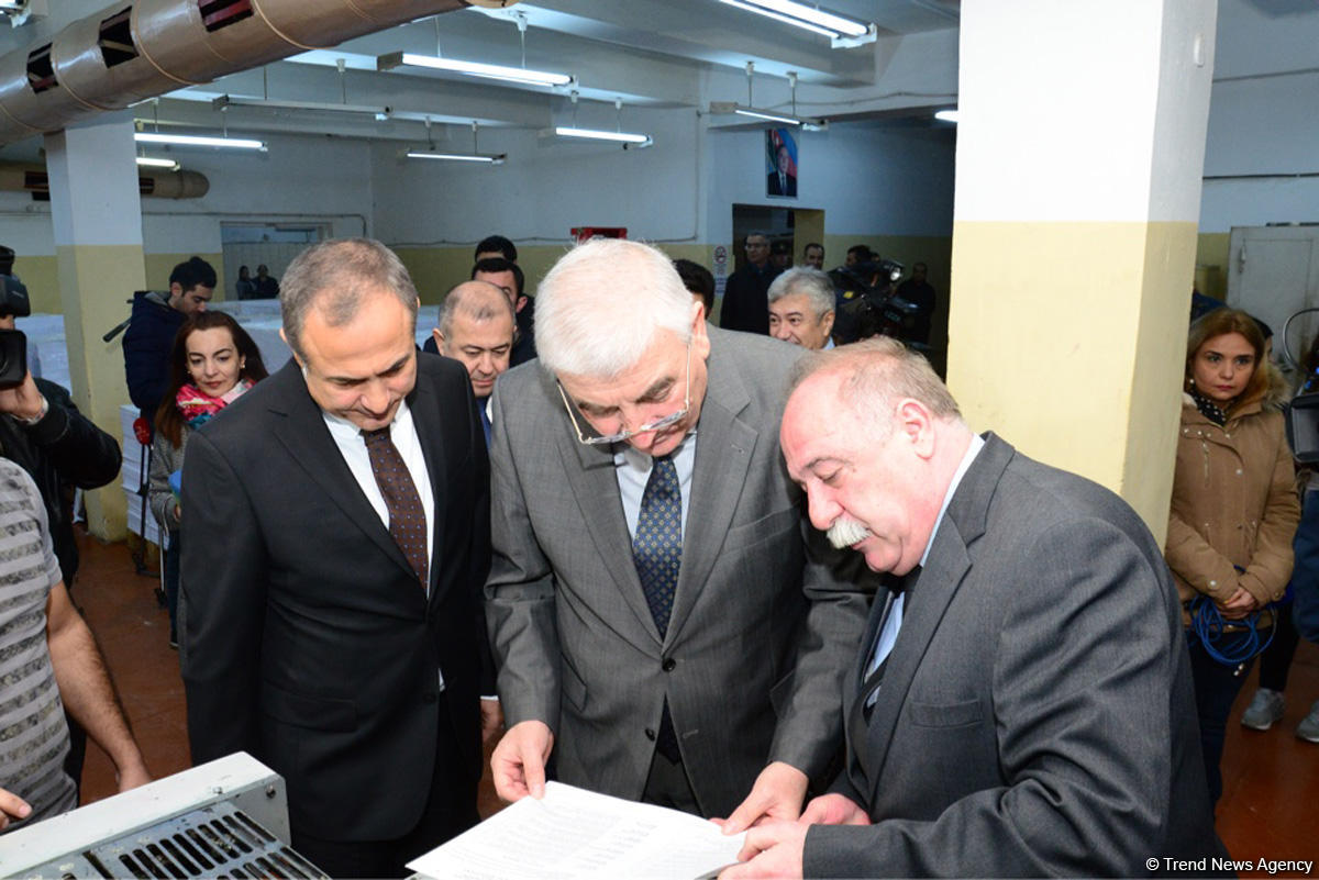 Azərbaycanda prezident seçkiləri ilə əlaqədar seçki bülletenlərinin çapına başlanılıb (FOTO)