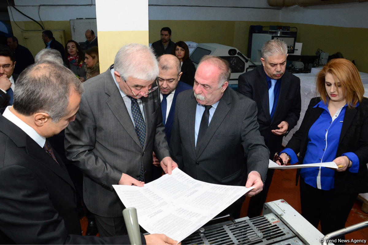 Azərbaycanda prezident seçkiləri ilə əlaqədar seçki bülletenlərinin çapına başlanılıb (FOTO)
