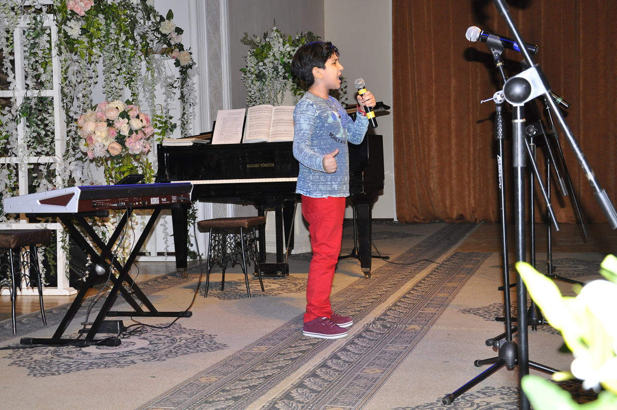 13 yaşlı azərbaycanlı pianoçu Almaniyada beynəlxalq müsabiqənin qalibi olub (FOTO)