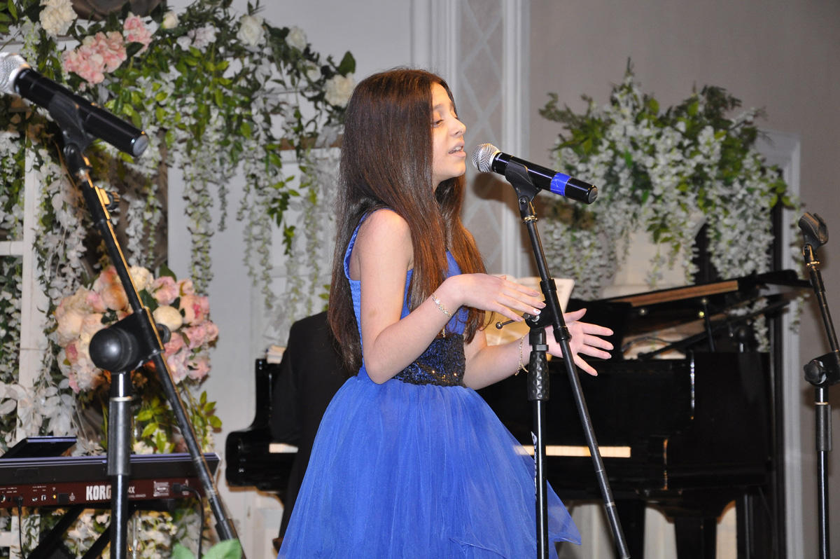 13 yaşlı azərbaycanlı pianoçu Almaniyada beynəlxalq müsabiqənin qalibi olub (FOTO)