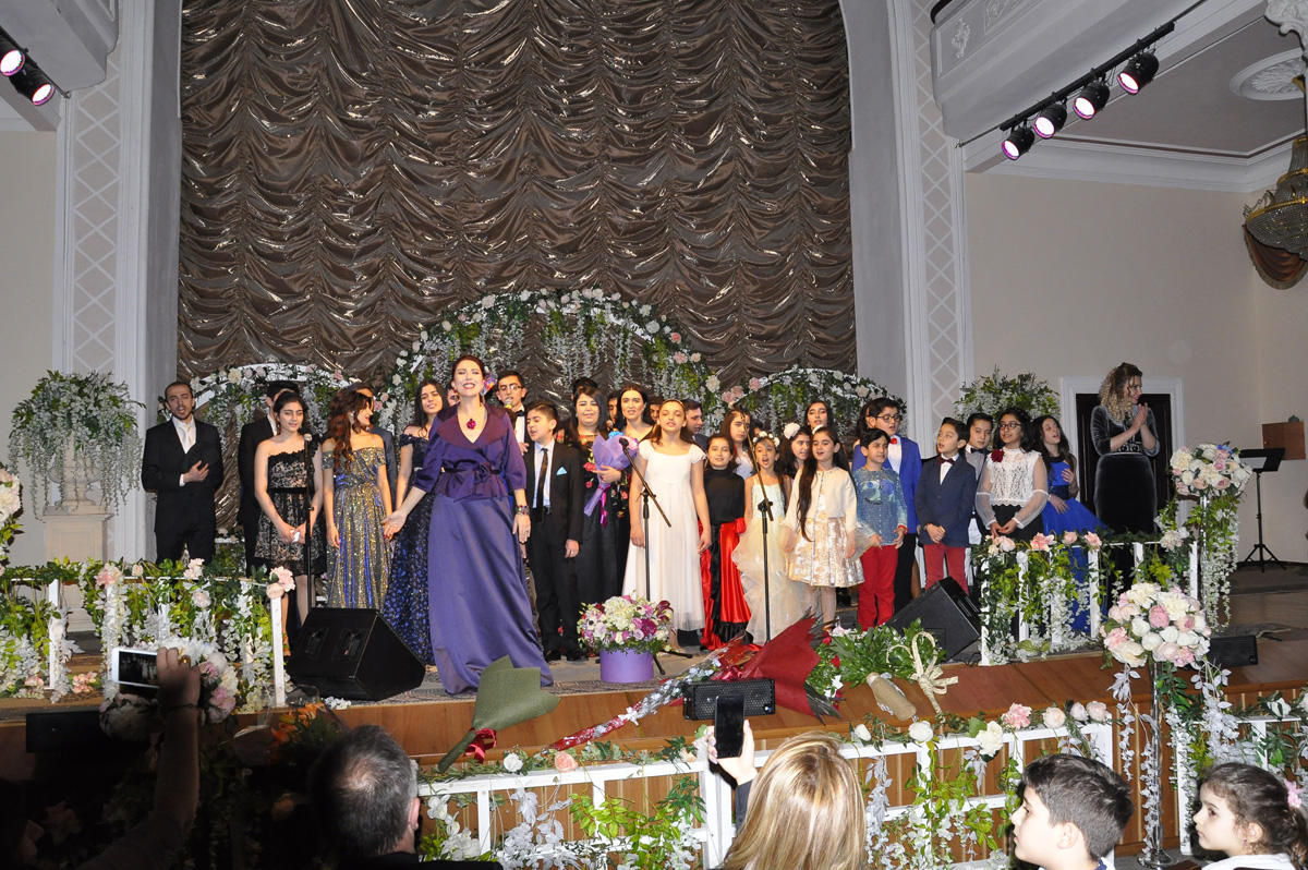 13 yaşlı azərbaycanlı pianoçu Almaniyada beynəlxalq müsabiqənin qalibi olub (FOTO)