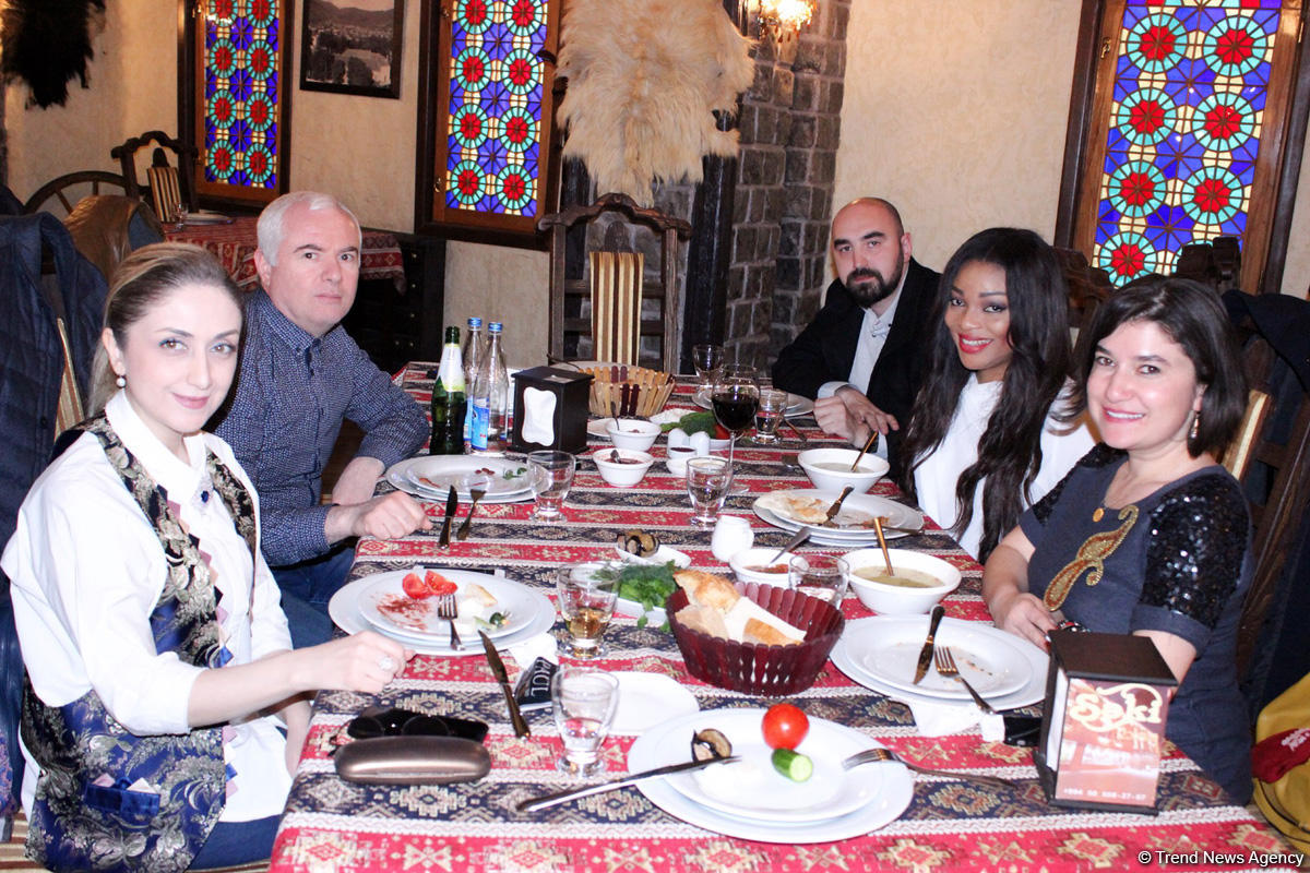 Nigeriyanın televiziya ulduzları Azərbaycanın milli geyimlərində (FOTO)