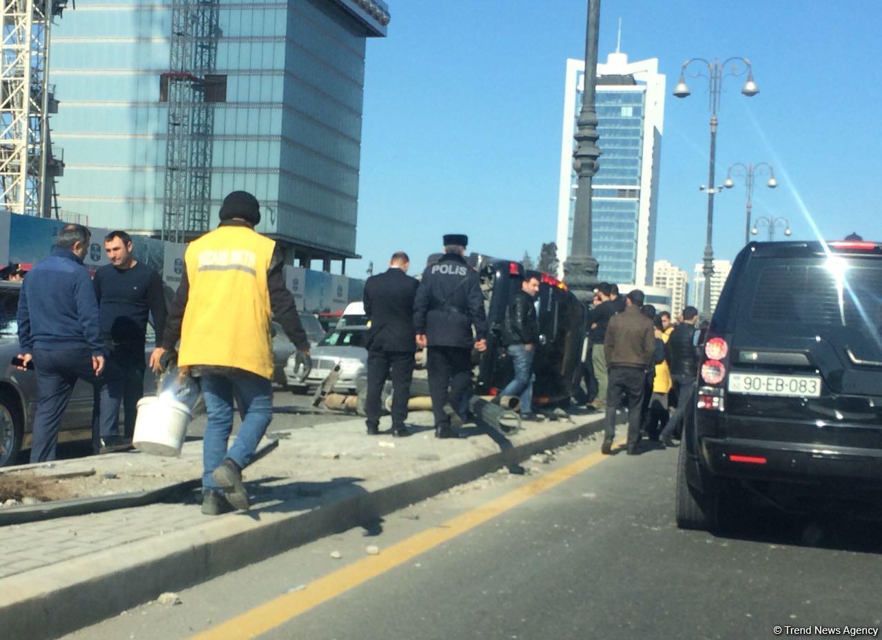 Bakının mərkəzi prospektində qəza baş verib, hərəkətdə sıxlıq yaranıb (FOTO)