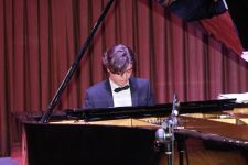 Prezident təqaüdçüsünün solo konserti keçirilib (FOTO)
