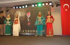 Azərbaycan nümayəndələri İstanbulda “İlin adamı” mükafatına layiq görülüblər – Rəngarəng dəfilə (FOTO)