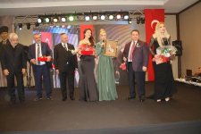 Azərbaycan nümayəndələri İstanbulda “İlin adamı” mükafatına layiq görülüblər – Rəngarəng dəfilə (FOTO)