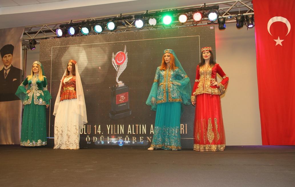 Azərbaycan nümayəndələri İstanbulda “İlin adamı” mükafatına layiq görülüblər – Rəngarəng dəfilə (FOTO)