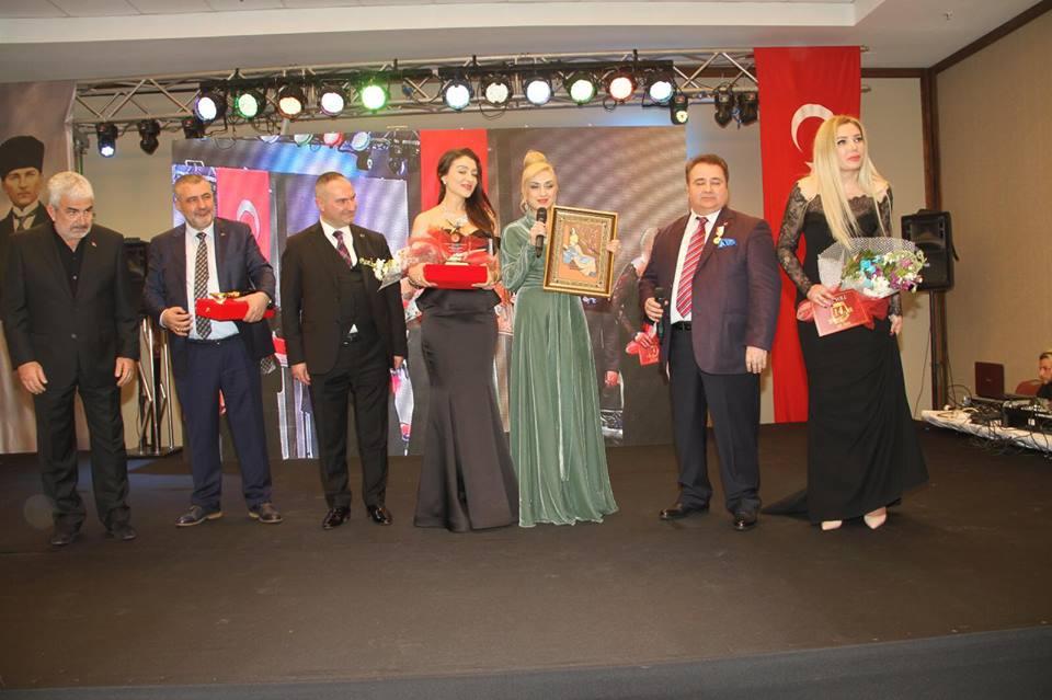 Azərbaycan nümayəndələri İstanbulda “İlin adamı” mükafatına layiq görülüblər – Rəngarəng dəfilə (FOTO)