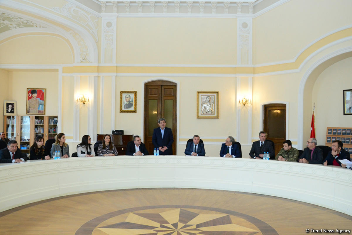 Yunus Oğuzun aprel döyüşlərindən bəhs edən romanı təqdim olundu (FOTO)