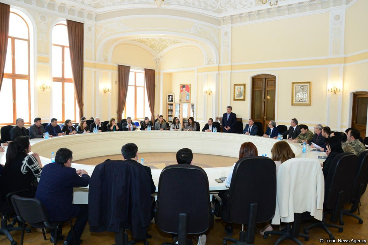 Yunus Oğuzun aprel döyüşlərindən bəhs edən romanı təqdim olundu (FOTO)
