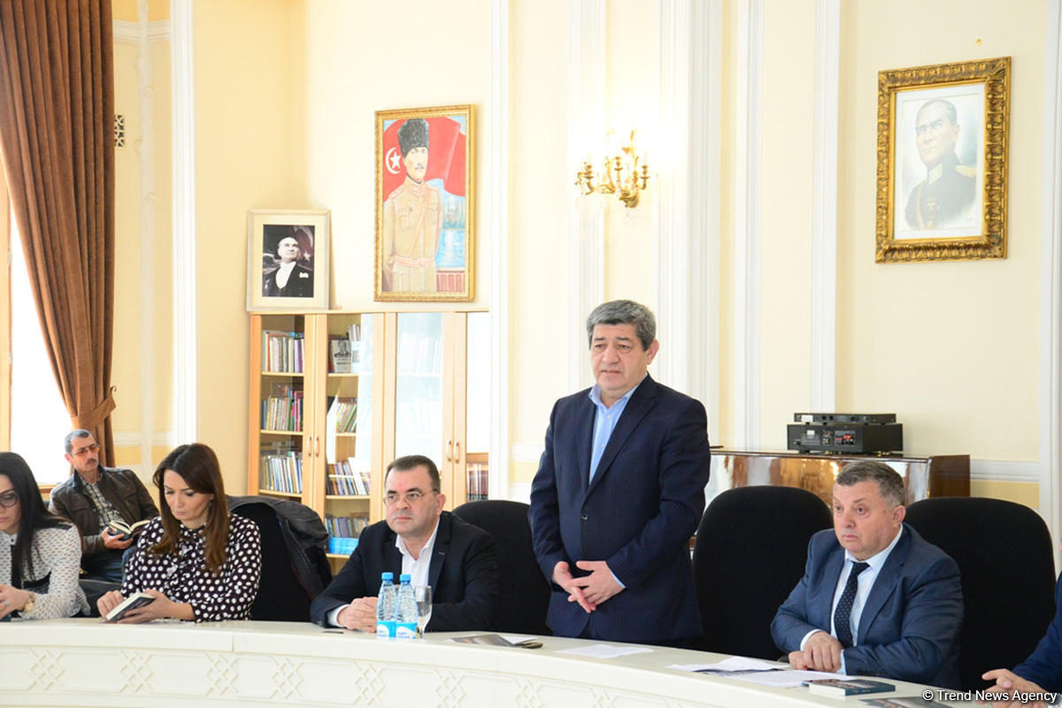 Yunus Oğuzun aprel döyüşlərindən bəhs edən romanı təqdim olundu (FOTO)