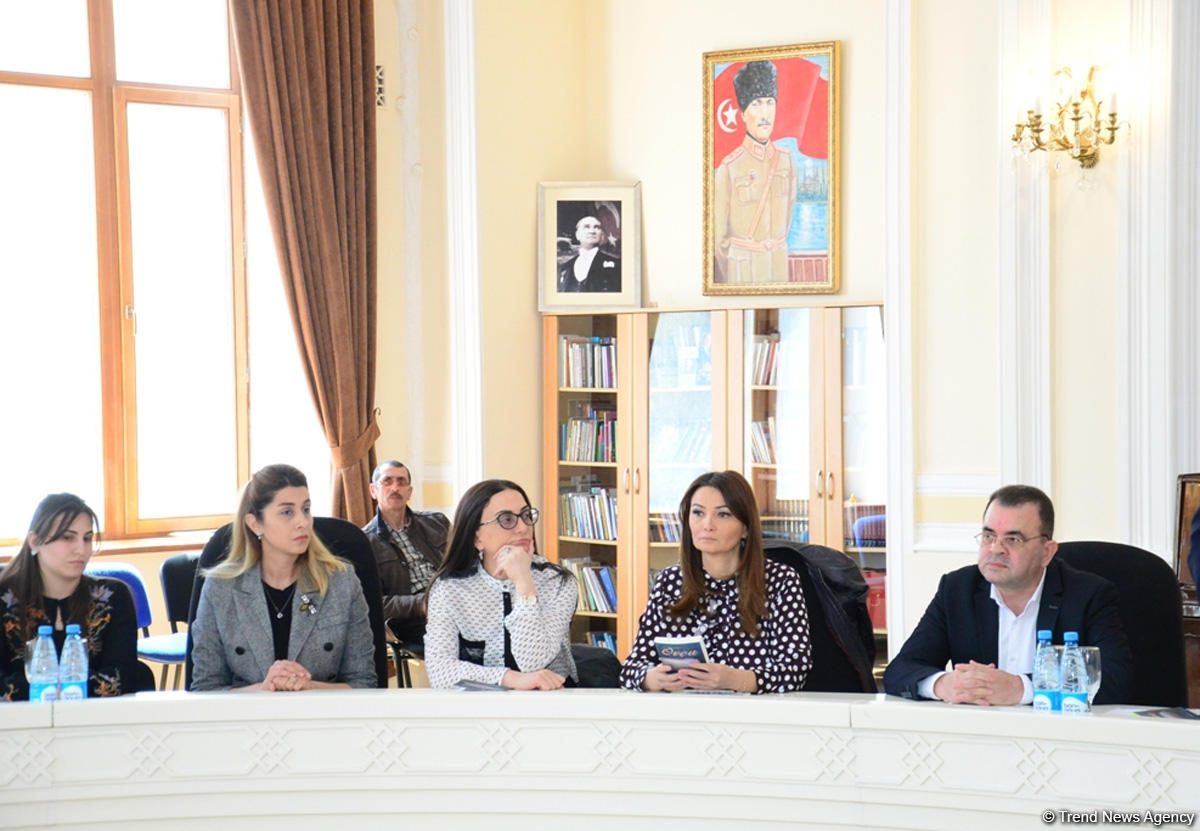 Yunus Oğuzun aprel döyüşlərindən bəhs edən romanı təqdim olundu (FOTO)