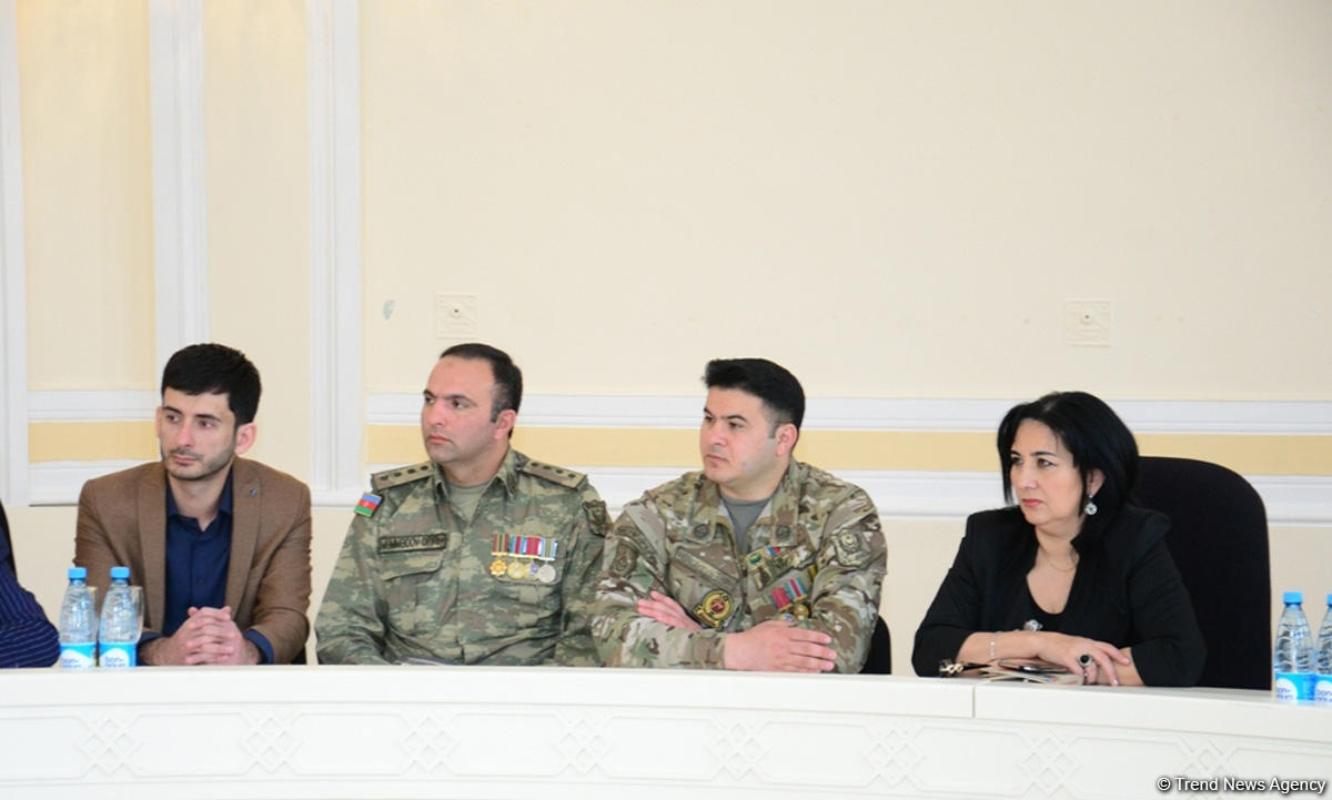 Yunus Oğuzun aprel döyüşlərindən bəhs edən romanı təqdim olundu (FOTO)