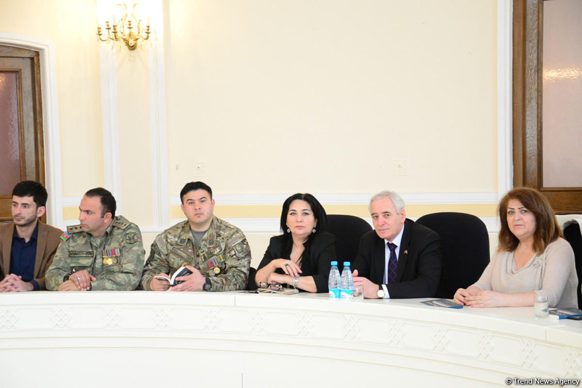 Yunus Oğuzun aprel döyüşlərindən bəhs edən romanı təqdim olundu (FOTO)