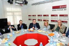 Trend İnformasiya Agentliyində prezident seçkilərini işıqlandırmaq üçün Azərbaycana gələn xarici jurnalistlərlə görüş keçirilib (FOTO)