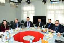 Trend İnformasiya Agentliyində prezident seçkilərini işıqlandırmaq üçün Azərbaycana gələn xarici jurnalistlərlə görüş keçirilib (FOTO)