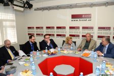 Trend İnformasiya Agentliyində prezident seçkilərini işıqlandırmaq üçün Azərbaycana gələn xarici jurnalistlərlə görüş keçirilib (FOTO)