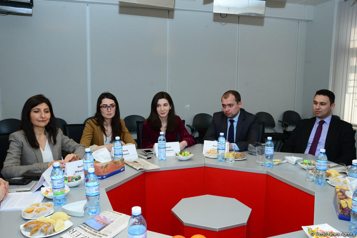 Trend İnformasiya Agentliyində prezident seçkilərini işıqlandırmaq üçün Azərbaycana gələn xarici jurnalistlərlə görüş keçirilib (FOTO)