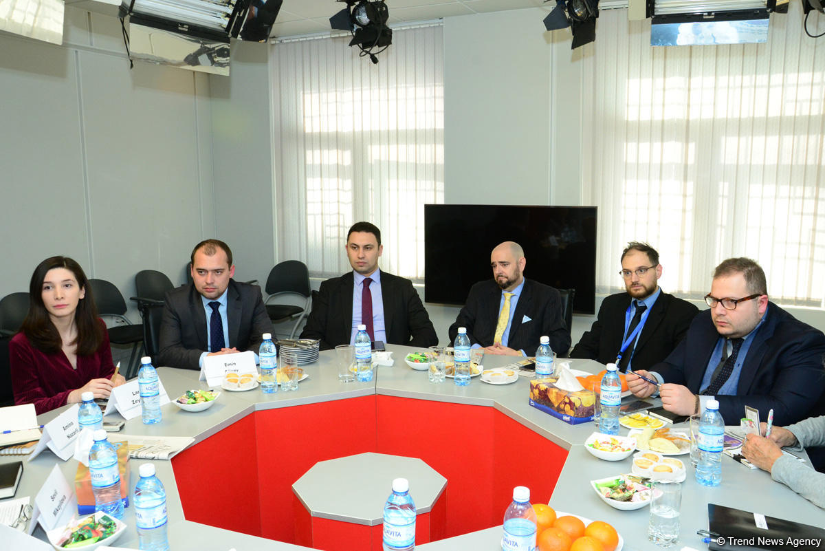 Trend İnformasiya Agentliyində prezident seçkilərini işıqlandırmaq üçün Azərbaycana gələn xarici jurnalistlərlə görüş keçirilib (FOTO)