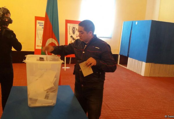 Məhbuslar prezident seçkilərində iştirak edir (FOTO)