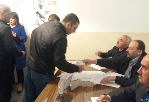 2 saylı cəzaçəkmə müəssisəsində məhkumlar səs verir (FOTO)
