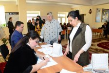 Azərbaycanda prezident seçkilərində səsvermə başladı (FOTO)
