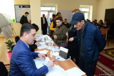 Azərbaycanda prezident seçkilərində səsvermə başladı (FOTO)
