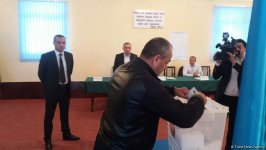 Məhbuslar prezident seçkilərində iştirak edir (FOTO)