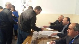 2 saylı cəzaçəkmə müəssisəsində məhkumlar səs verir (FOTO)