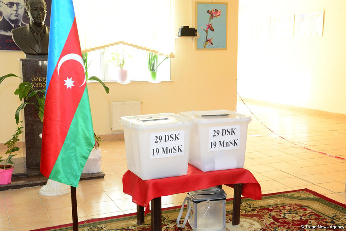Azərbaycanda prezident seçkilərində səsvermə başladı (FOTO)
