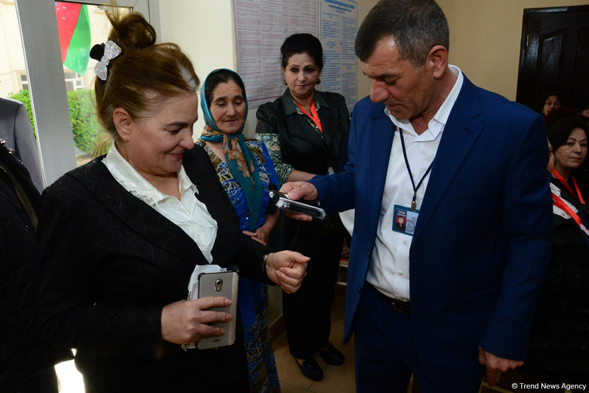 Azərbaycanda prezident seçkilərində səsvermə başladı (FOTO)