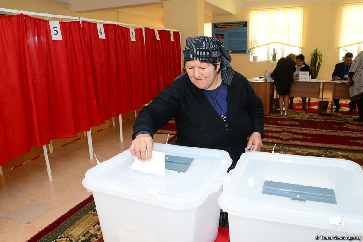 Azərbaycanda prezident seçkilərində səsvermə başladı (FOTO)