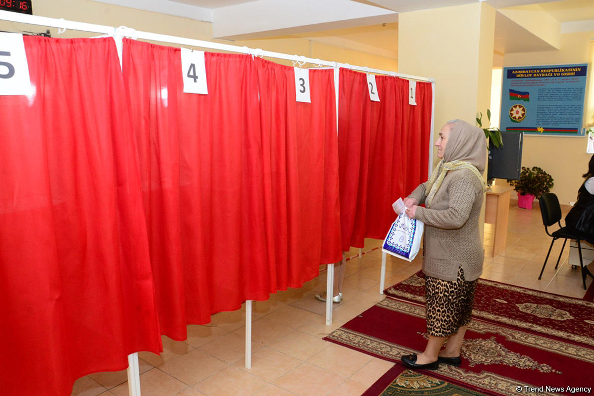Azərbaycanda prezident seçkilərində səsvermə başladı (FOTO)