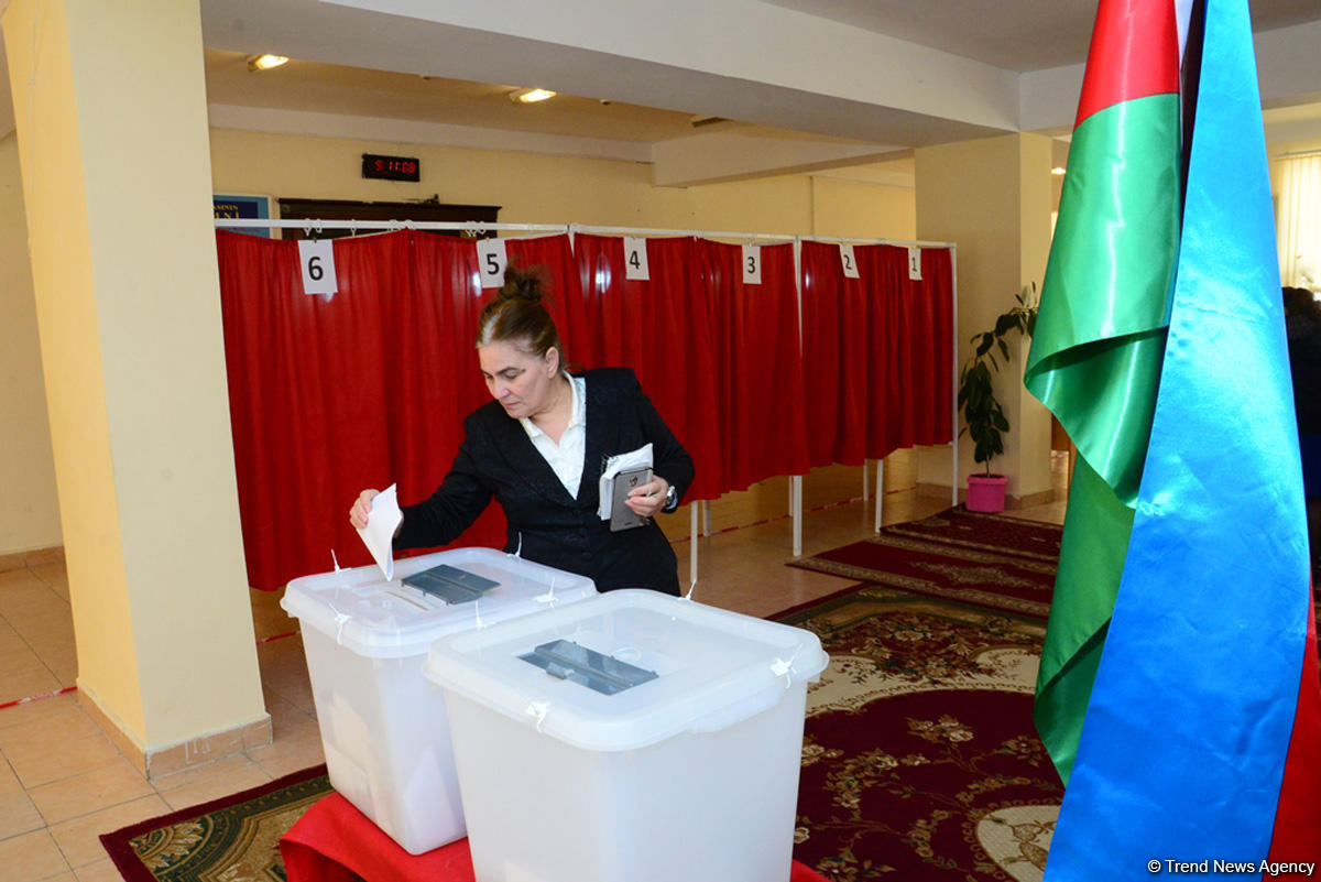 Azərbaycanda prezident seçkilərində səsvermə başladı (FOTO)